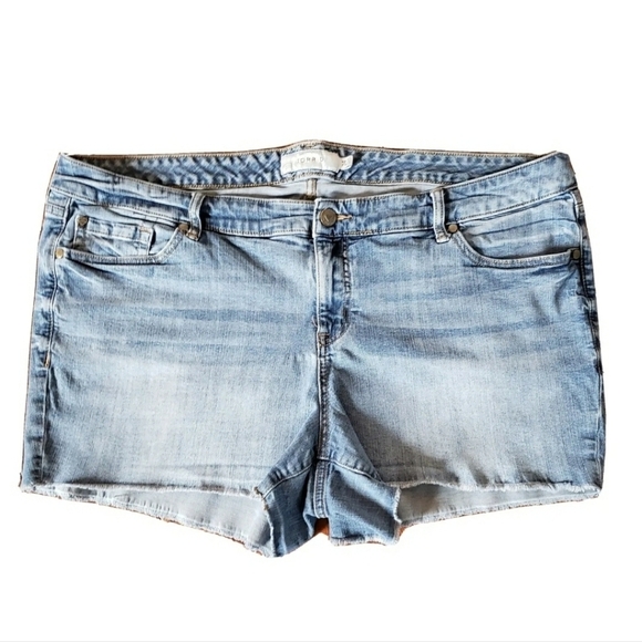Torrid Classic Cutoffs Jean Shorts Light Wash Size 24 - Picture 1 of 7